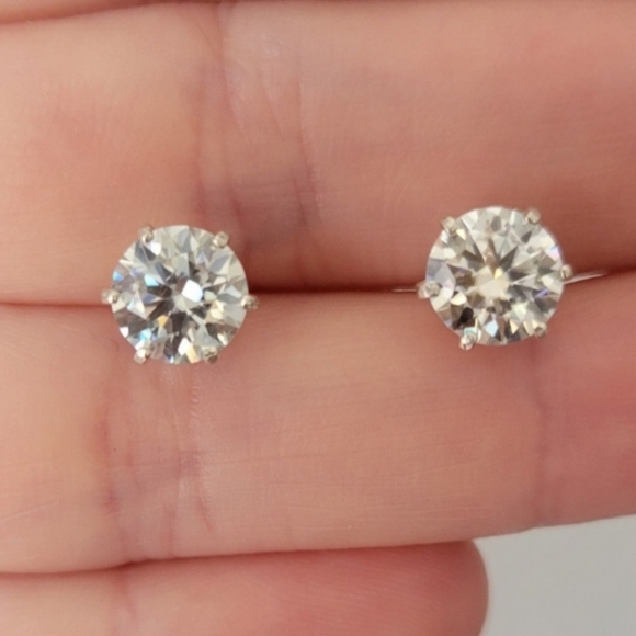 New 2ct Beautiful Moissanite Stud Earrings - Picture 3 of 9